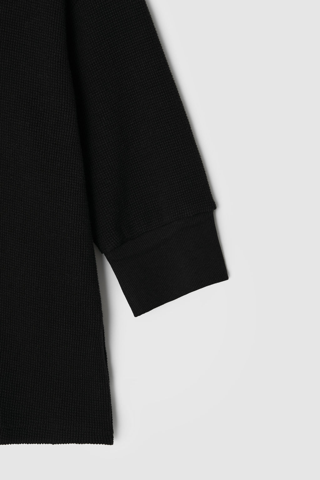 HENLEY NECK WAFFLE TEE - BLACK