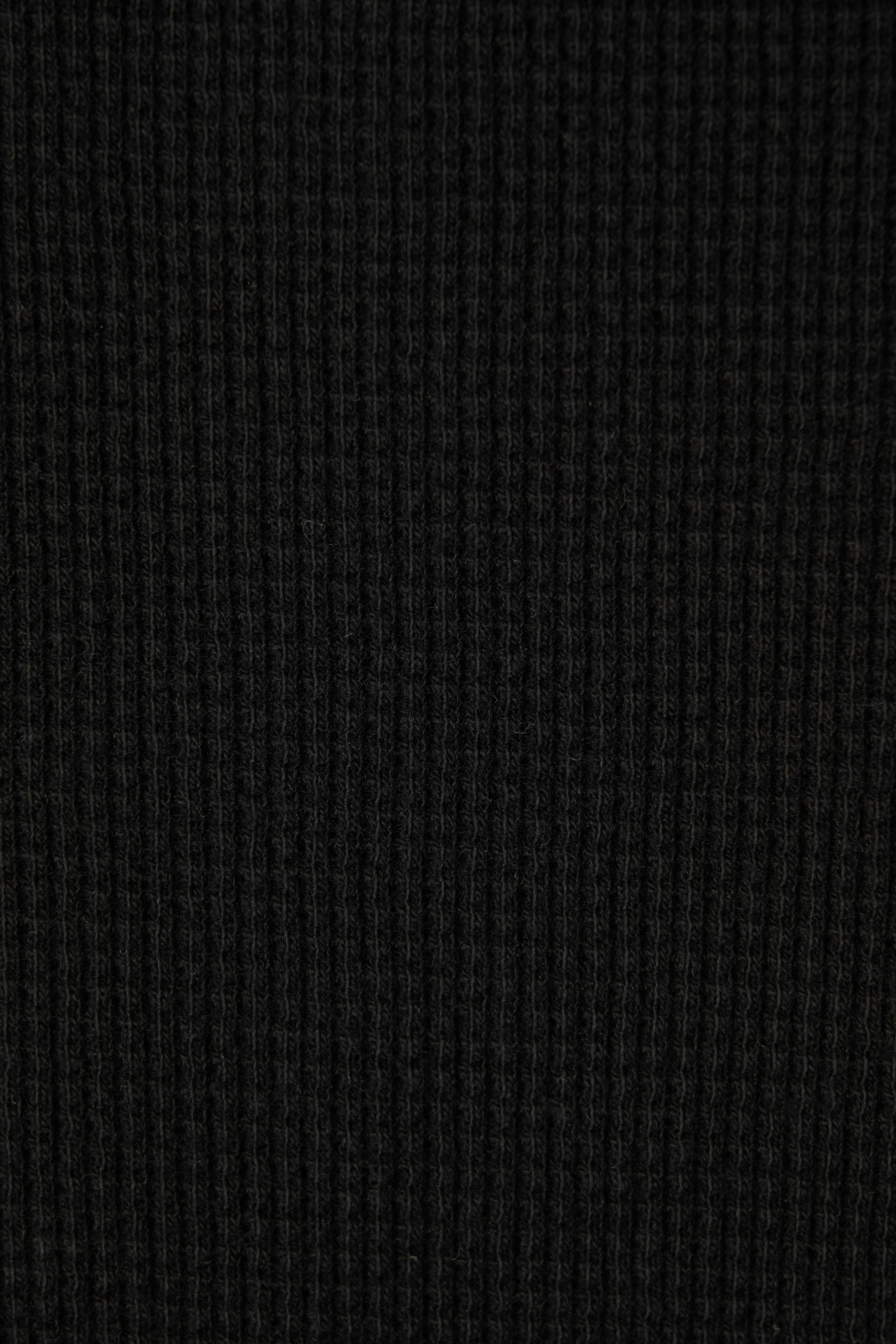 HENLEY NECK WAFFLE TEE - BLACK